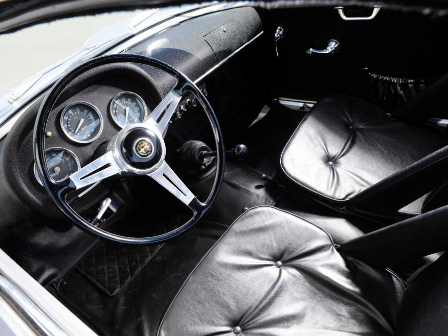 Интерьер Alfa Romeo Montreal (105.64) 1970 года  (фото 22 из 63)